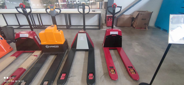 常見(jiàn)揚(yáng)子電動(dòng)叉車的保養(yǎng)方法